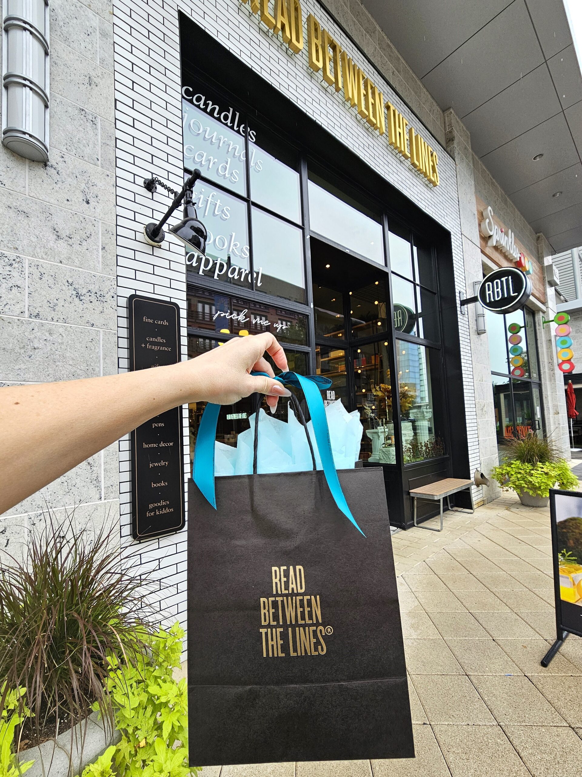 Read Between the Lines shopping bag and the storefront. PC: Michelle Joy, Harbors & Havens blog